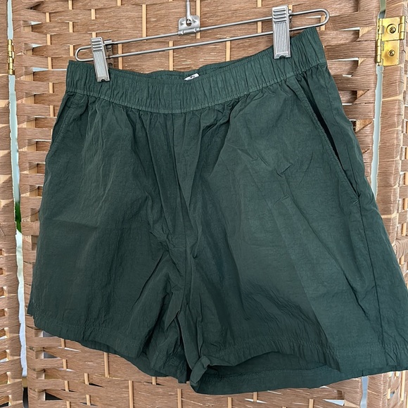 ARITZIA Mid rise shorts - Picture 3 of 5